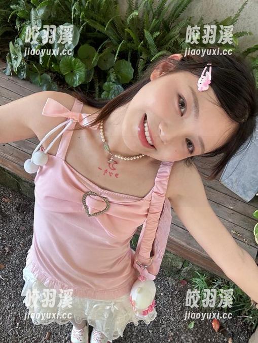 吃瓜会上“cgw”更新：心情好得跟更新一样，真想变身为一颗无畏的桃子。